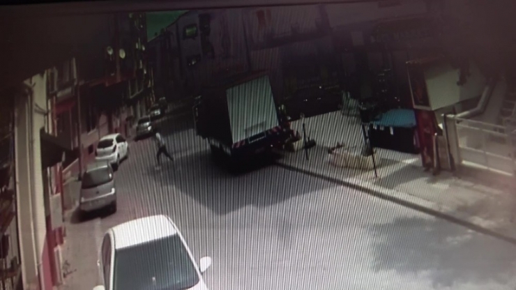 Meşrubat Aracından Para Dolu Poşetin Çalınması Güvenlik Kamerasında