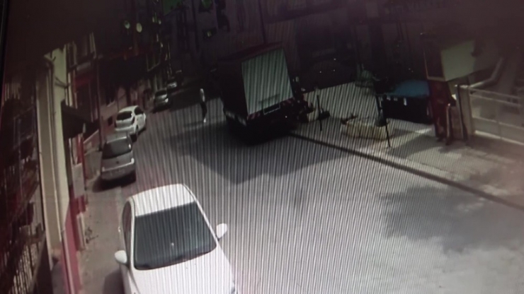 Meşrubat Aracından Para Dolu Poşetin Çalınması Güvenlik Kamerasında