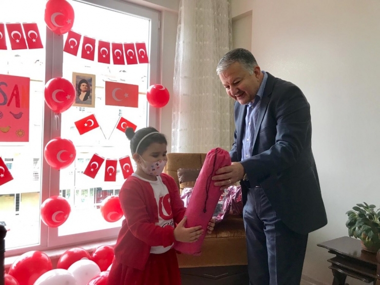 Kaymakam Duru 23 Nisan’da Yetim Çocukları Unutmadı