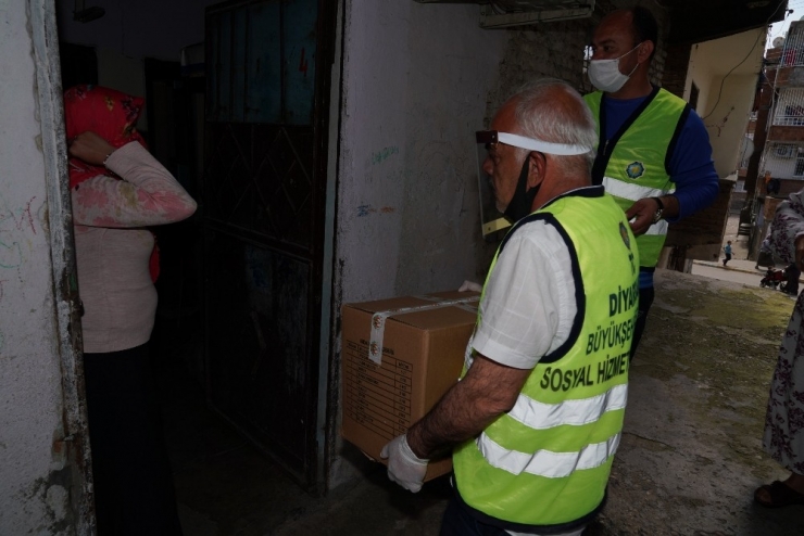 Büyükşehir Belediyesi İhtiyaç Sahiplerine Gıda Kolilerini Ulaştırmaya Devam Ediyor