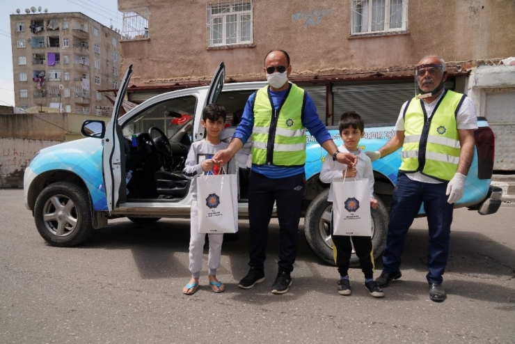 Büyükşehir Belediyesi İhtiyaç Sahiplerine Gıda Kolilerini Ulaştırmaya Devam Ediyor