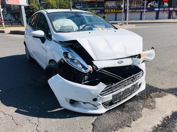 Boş Caddede Kaza Yaptılar