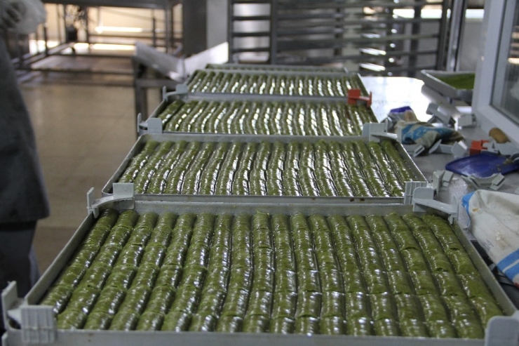 Diyarbakır’da Sokağa Çıkma Kısıtlamasından Muaf Olan Tatlıcıların Ramazan Mesaisi Başladı