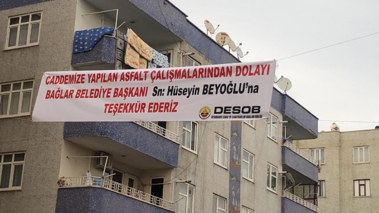 Esnaftan Bağlar Belediyesine Pankartlı Teşekkür
