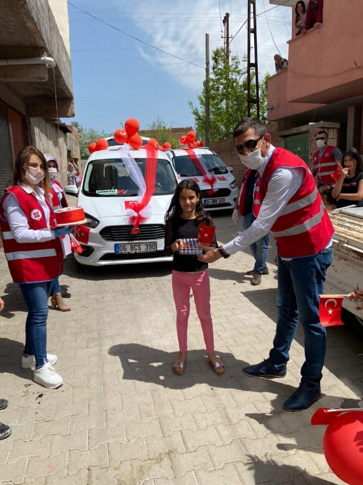 Çınar’da Sokağa Çıkamayan Çocukların Doğum Günleri Kutlandı