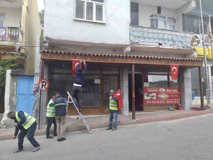 Eğil Belediyesi Vatandaşlara Türk Bayrağı Dağıttı