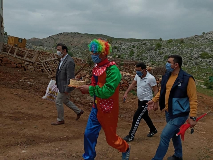 Ergani’de Çocuklara Sürpriz Doğum Günü Kutlaması