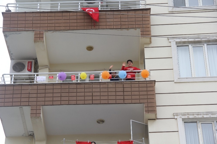 Kulp Polisi Çocuklara Türk Bayrağı Dağıttı