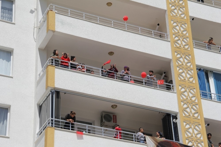 Kaymakam Kapı Kapı Dolaşıp Çocukların Bayramlarını Kutladı