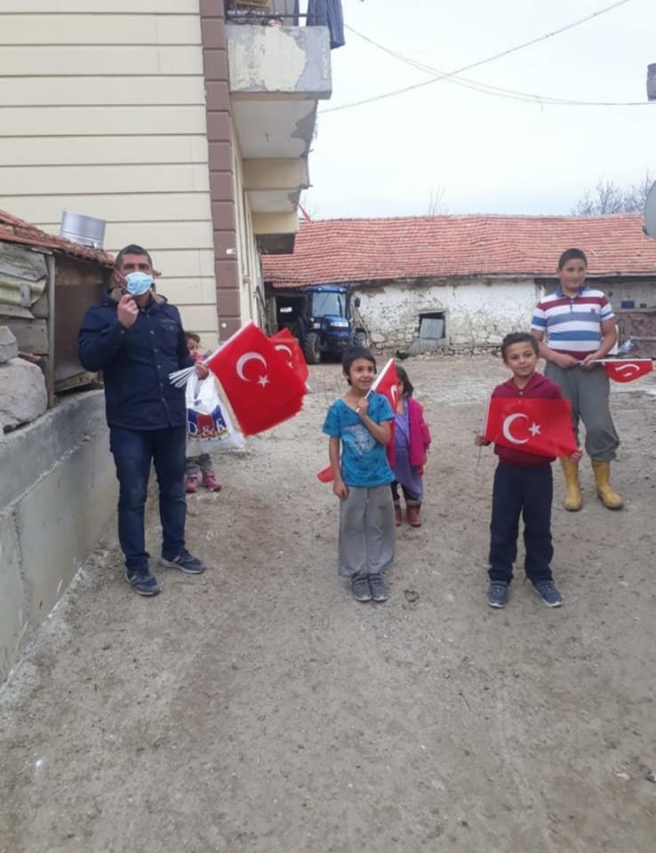 Dumlupınar Belediyesi Türk Bayrağı Dağıttı