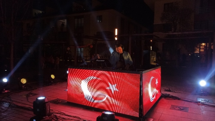 23 Nisan Coşkusunu Dj İle Birlikte Yaşadılar