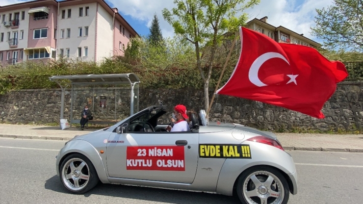 Arabasıyla Sokak Sokak Gezip, Çocukların Bayramını Kutluyor