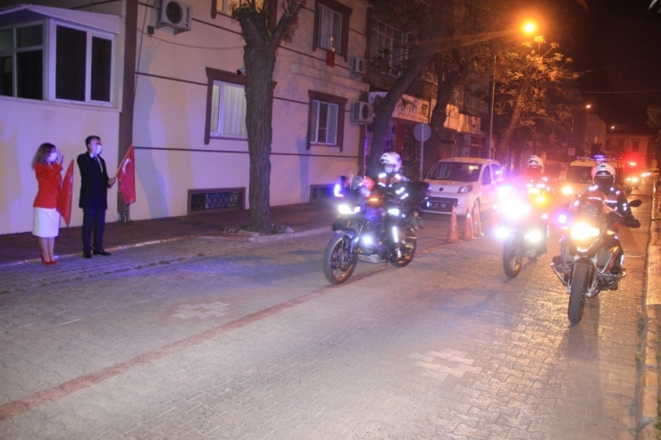 Polis Araçlarıyla Fener Alayı