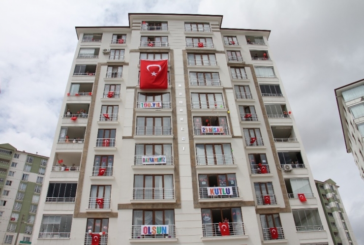 Elazığ’da Apartmanlarda Coşkulu 23 Nisan Kutlaması
