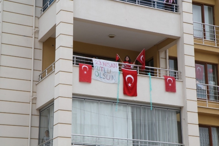 Elazığ’da Vefa Ekipleri, Çocuklara Bayrak Dağıttı