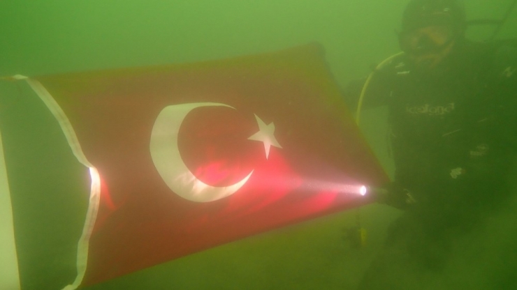 Dalgıçlar, Baraj Gölünün 30 Metre Altında Türk Bayrağı Açtı