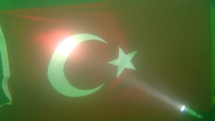Dalgıçlar, Baraj Gölünün 30 Metre Altında Türk Bayrağı Açtı