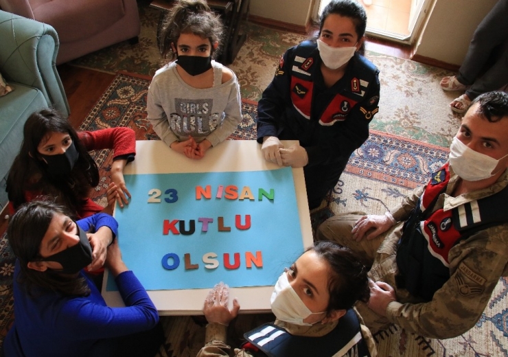 Mehmetçik, Hatice’nin Türk Bayrağı Talebi İçin Seferber Oldu