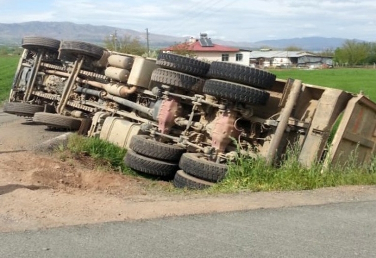 Elazığ’da Kamyon Devrildi, O Anlar Kameraya Yansıdı