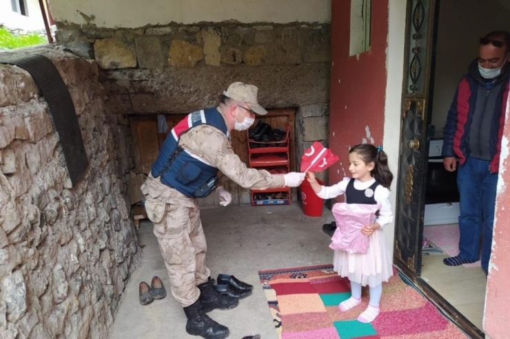 Jandarma Devriye Araçlarından Çocuklara Şiir Okuttu