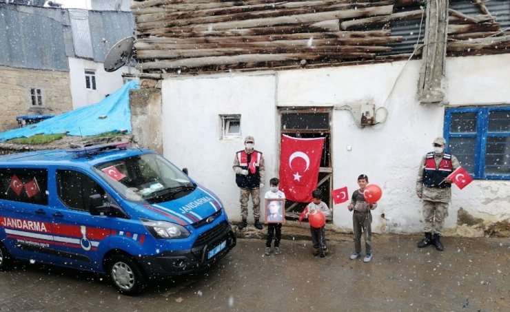 Jandarma Devriye Araçlarından Çocuklara Şiir Okuttu