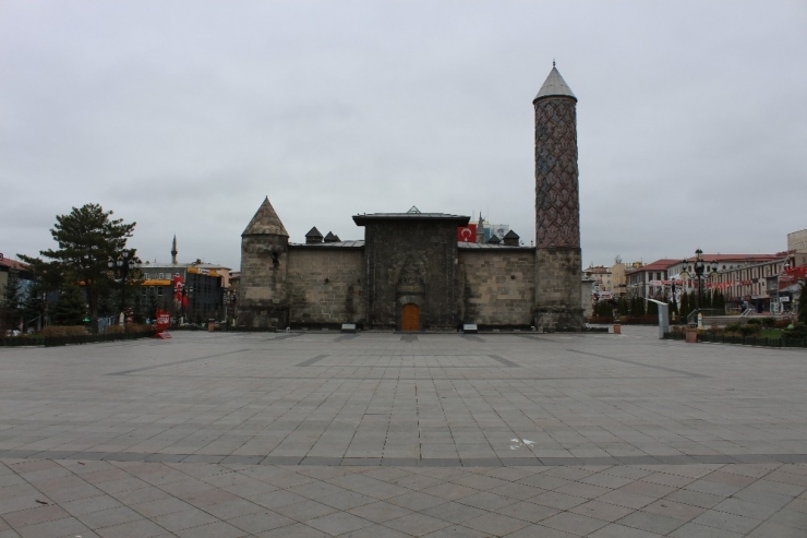 4 Günlük Sokağa Çıkma Kısıtlamasının İlk Gününde Erzurum Sessizliğe Büründü