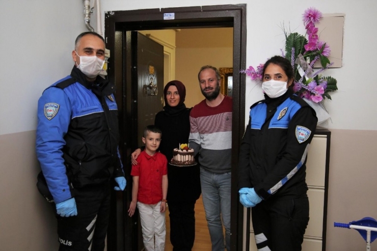 Polisten Çocuklara Pasta Sürprizi