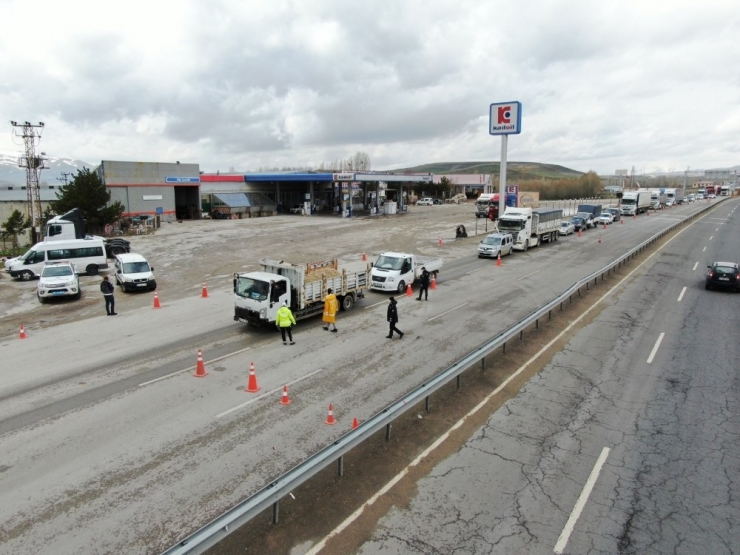 Erzurum’a Sahte İzin Belgesi İle Giriş Yapmak İsteyen 90 Kişiye Ceza Kesildi