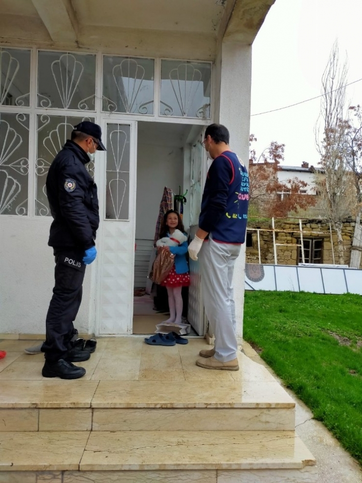 Horasan Kaymakamlığı Vefa Sosyal Ekipleri 112 Hattına Düşen Oyuncak Talebini Geri Çevirmedi