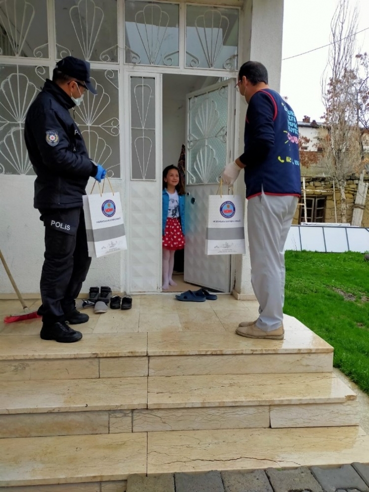 Horasan Kaymakamlığı Vefa Sosyal Ekipleri 112 Hattına Düşen Oyuncak Talebini Geri Çevirmedi