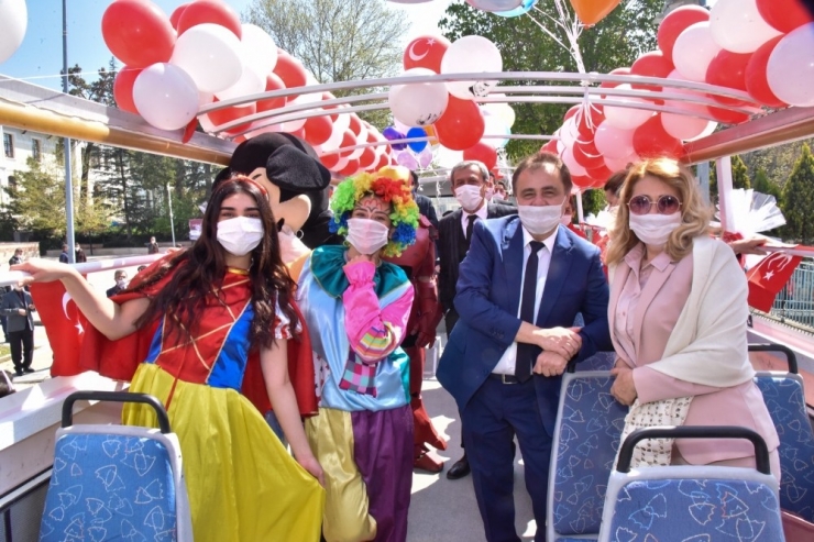 Evde Kalan Çocuklara Çizgi Film Maskotlarından 23 Nisan Sürprizi