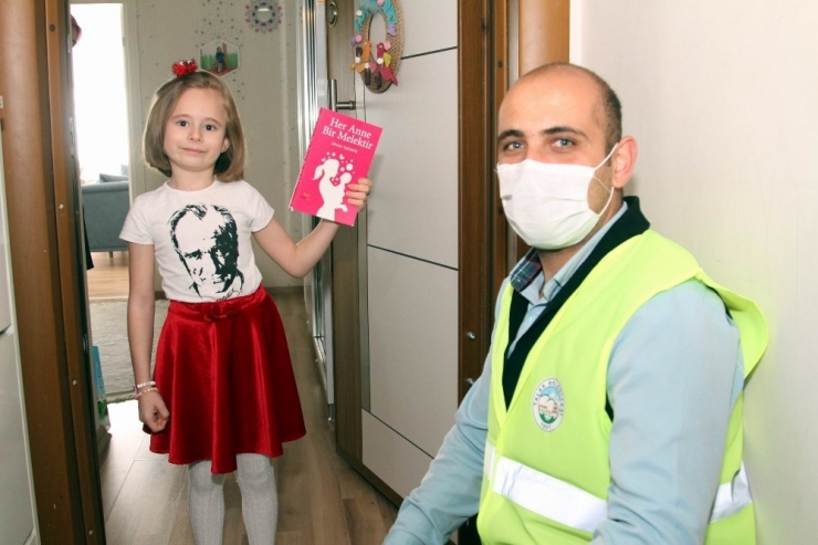 Talaslıların Bayrakları Ve Kitapları Kapılarında