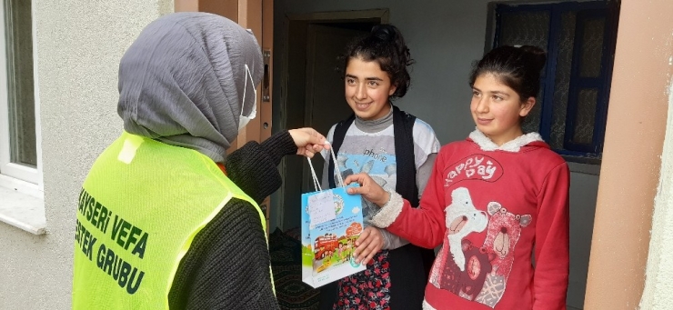 Talaslıların Bayrakları Ve Kitapları Kapılarında