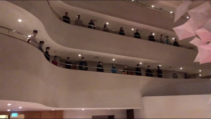 Evine Gidemeyen Sağlıkçılardan Kaldıkları Otelde 23 Nisan Kutlaması