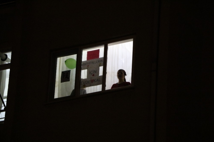 Vali Mahalle Halkı İle Birlikte İstiklal Marşı Okudu