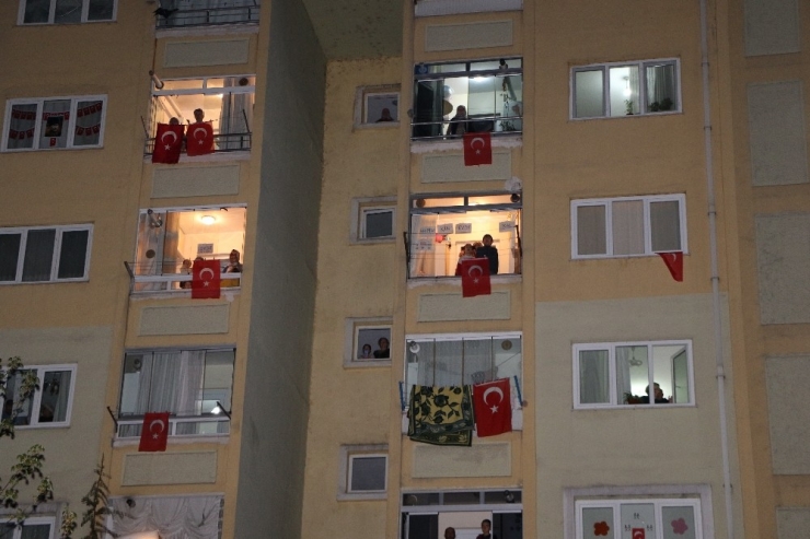 Vali Mahalle Halkı İle Birlikte İstiklal Marşı Okudu