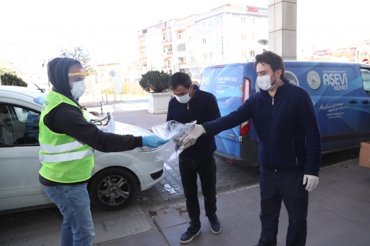 Sokağa Çıkma Kısıtlamasının İlk Gününde Sağlıkçılar Unutulmadı