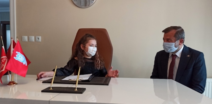 Makam Koltuğu 8 Yaşındaki İrem’in Ayağına Gitti