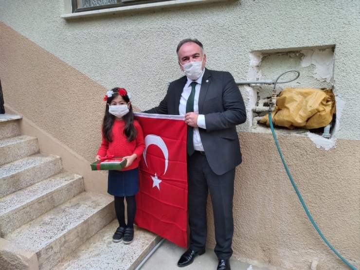 Başkan Öndeş, 23 Nisan Yarışmasında Dereceye Giren Öğrencilerin Hediyelerini Evlerine Götürdü