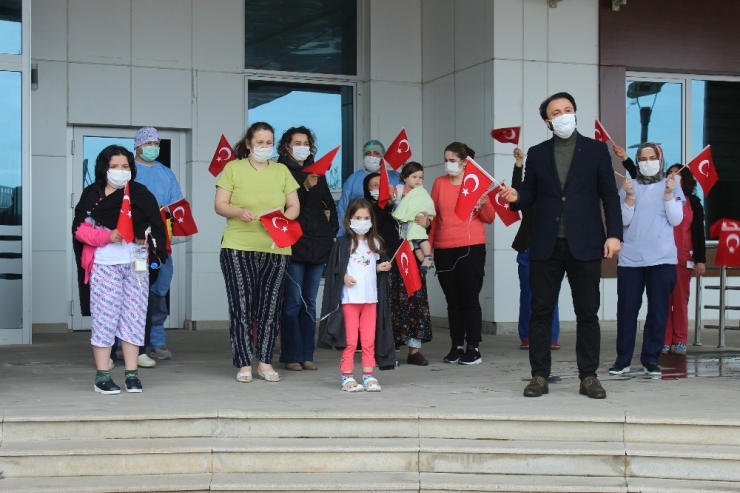 Hastanede Tedavi Gören Çocuklar İçin Hastane Bahçesinde 23 Nisan Etkinliği Düzenlediler