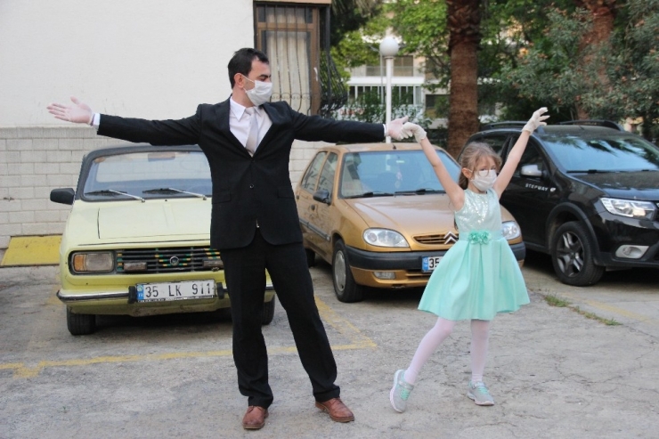 İzmir’de 23 Nisan Coşkusu Balkonlarda Kutlandı