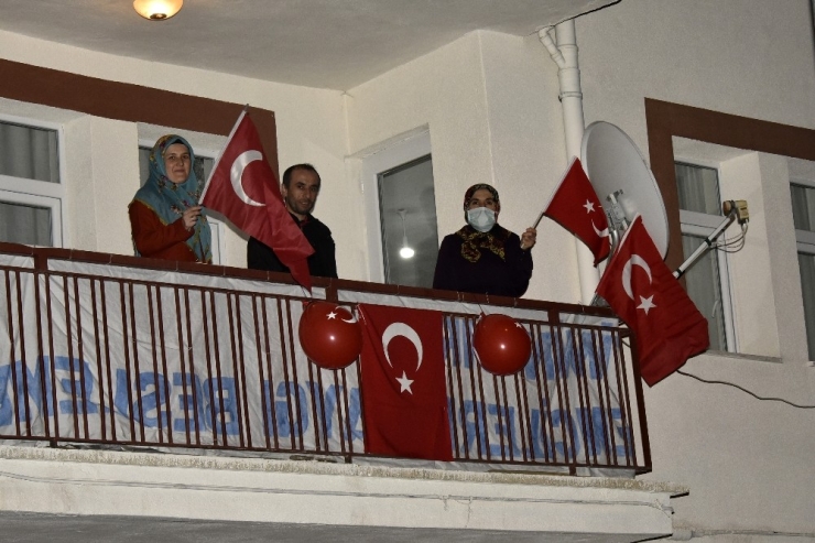 Gümüşhane’de Binlerce Kişi Balkonlardan İstiklal Marşı’nı Okudu