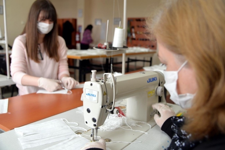Gönüllü Usta Öğretici Ve Kursiyerler Makine Başında