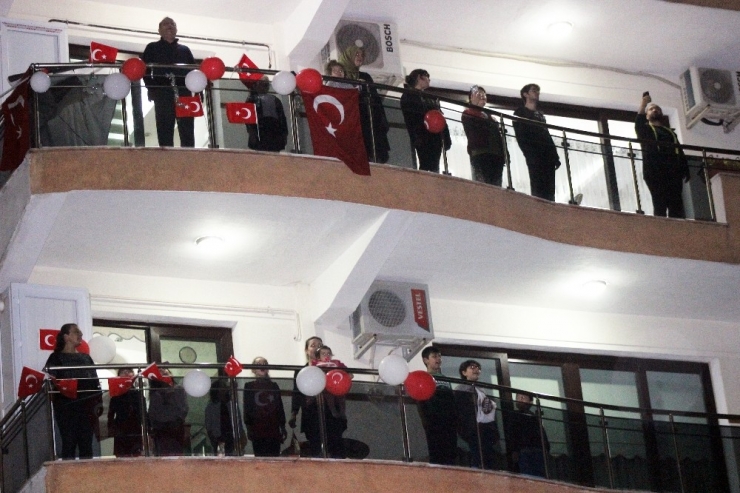 Hatay’da Balkonlarda 23 Nisan Coşkusu
