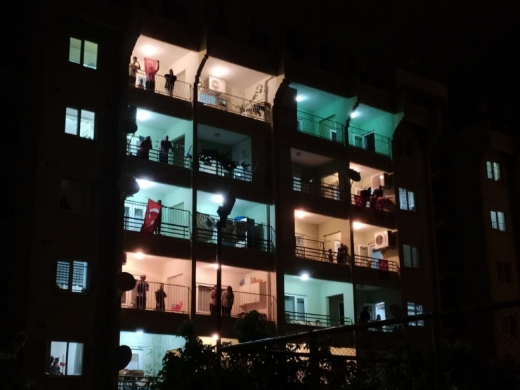 Reyhanlı’da 23 Nisan Balkonlardan Coşkuyla Kutlandı