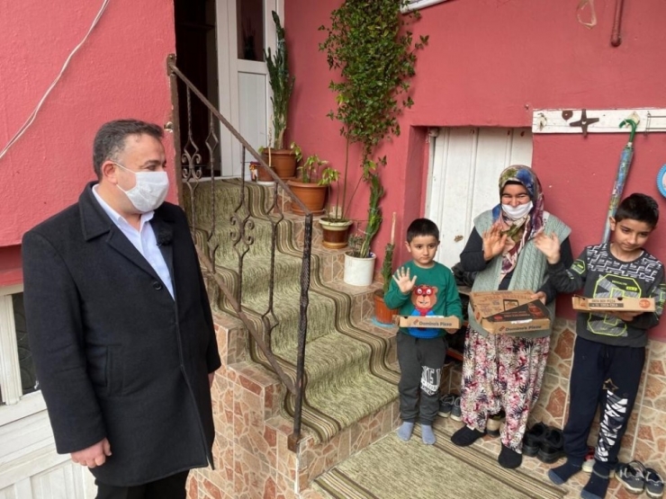 Hiç Pizza Yemediğini Söyleyen Çocuklara 23 Nisan’da Pizza Sürprizi