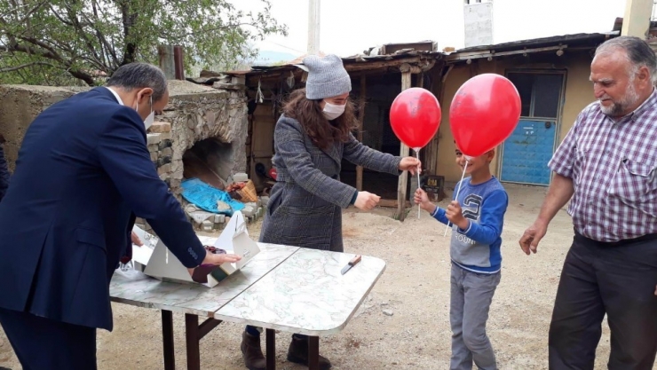 Kaymakamdan 23 Nisan’da Doğan Öğrenciye Sürpriz Ziyaret