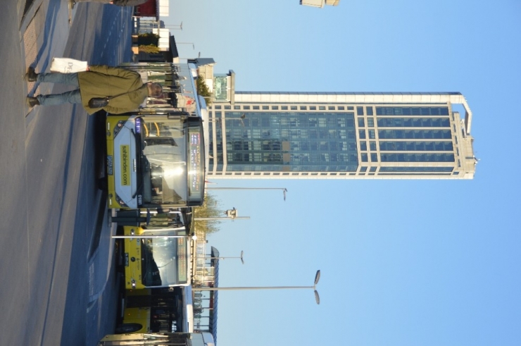 Sokağa Çıkma Kısıtlamasının İlk Gününde İşe Gitmek İsteyen Vatandaşlar Yollara Çıktı