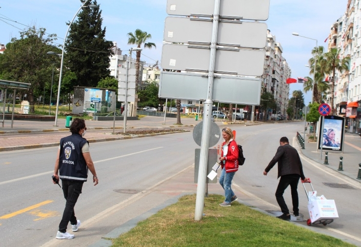Sessizliğe Bürünen Kentte Karı-koca Özel İzinle Sokak Hayvanlarını Besledi