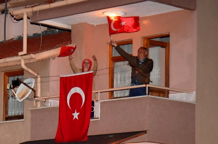 Isparta Tek Yürek Oldu, Coşku Evlere Sığmadı